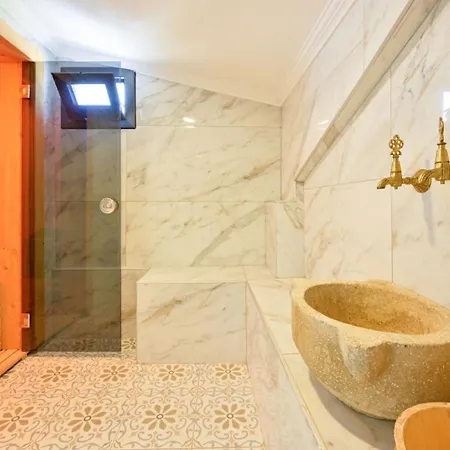 Villa Luxury-holiday For 6 People With Turkish Bath & Sauna In Oeluedeniz *